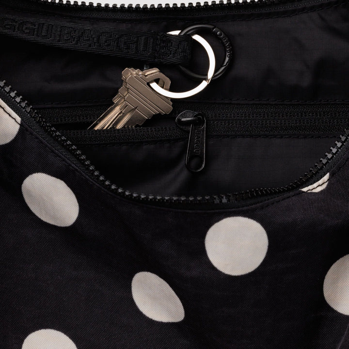 Medium Nylon Crescent Bag Black and Cream Polka Dot de Baggu – foto 3