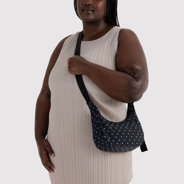 Small Nylon Crescent Bag Black and Sky Blue Micro Dot de Baggu – foto 2