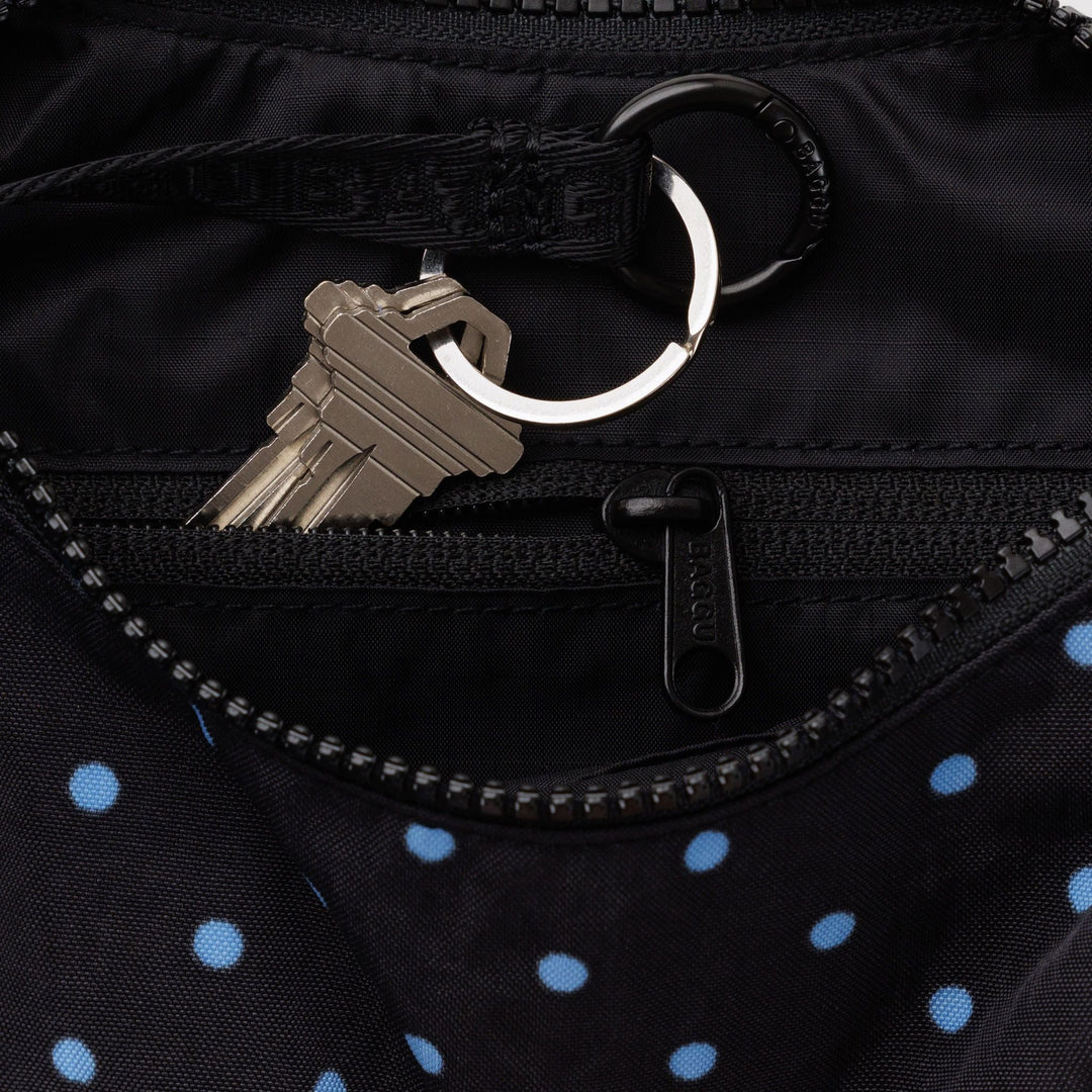 Small Nylon Crescent Bag Black and Sky Blue Micro Dot de Baggu – foto 3