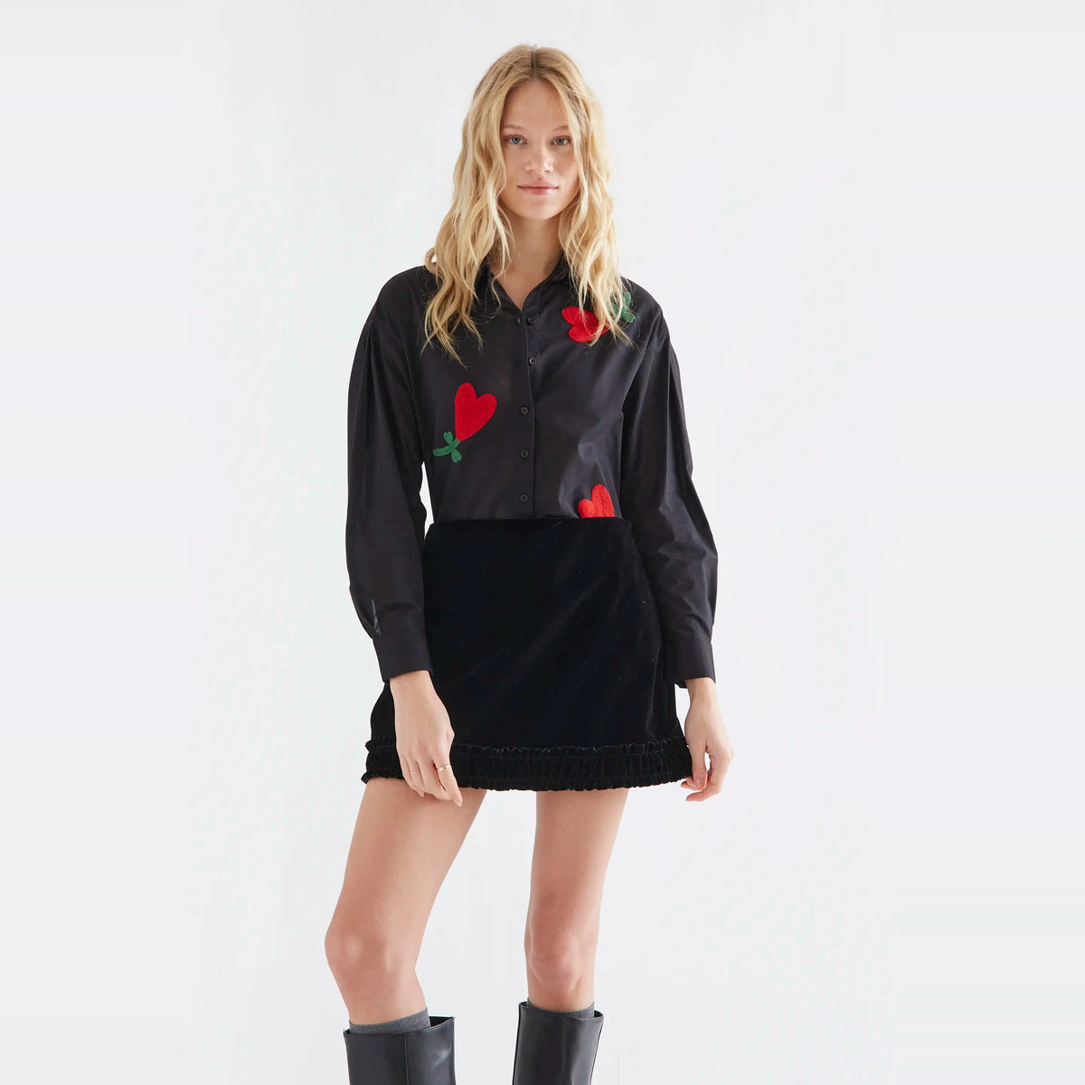 Camisa algodón negra con bordado de corazones de Compañía Fantástica para mujer – foto 1