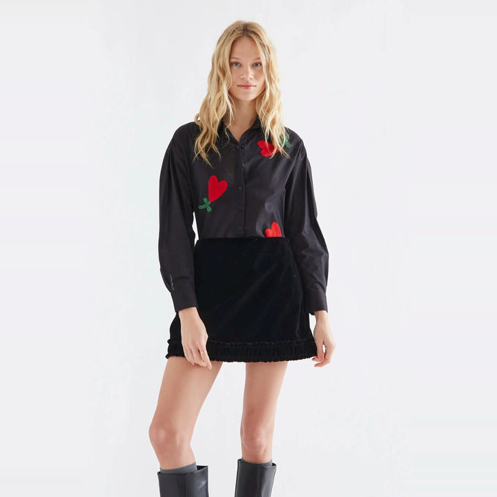 Camisa algodón negra con bordado de corazones de Compañía Fantástica para mujer – foto 1