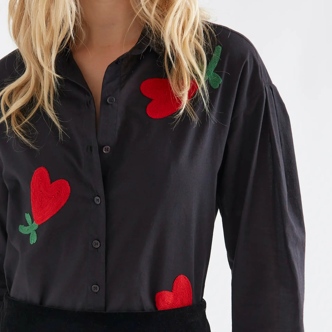 Camisa algodón negra con bordado de corazones de Compañía Fantástica para mujer – foto 3