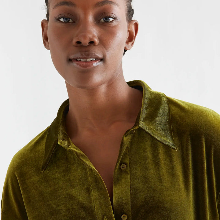 Camisa terciopelo verde oliva de Compañía Fantástica para mujer – foto 3