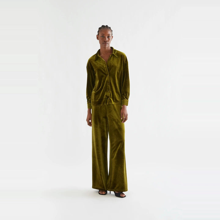 Camisa terciopelo verde oliva de Compañía Fantástica para mujer – foto 4