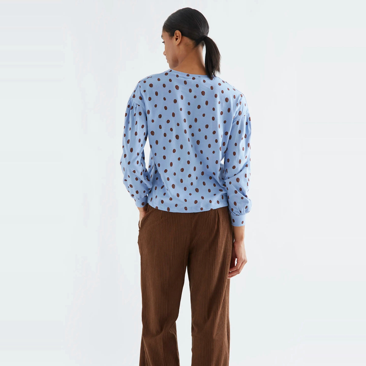 Camiseta algodón azul con puntos marrón de Compañía Fantástica para mujer – foto 2
