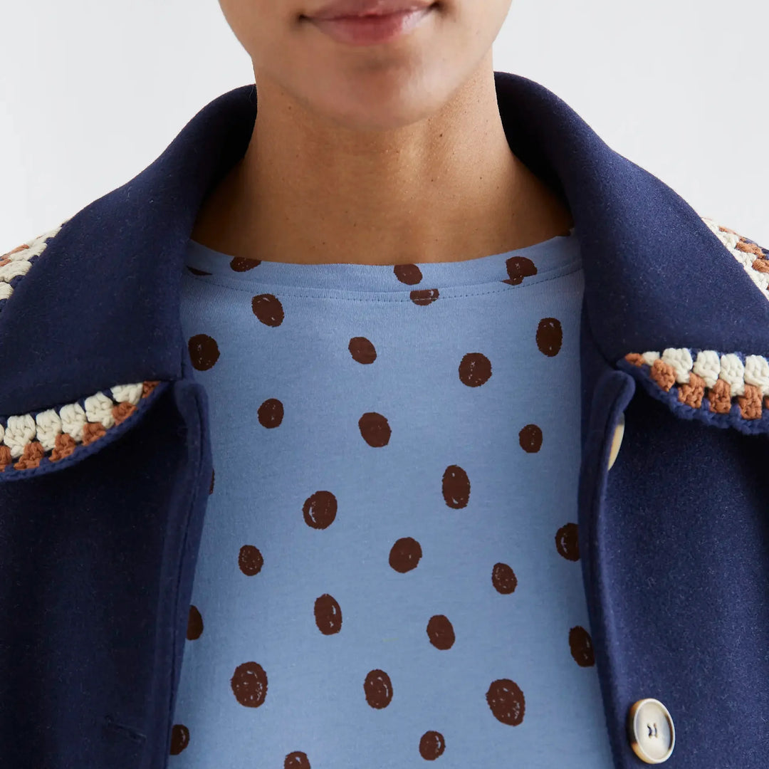 Camiseta algodón azul con puntos marrón de Compañía Fantástica para mujer – foto 3