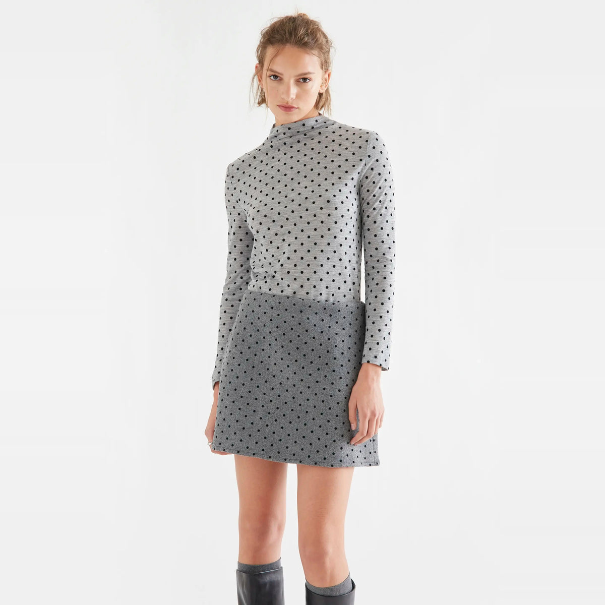 Camiseta básica gris jaspeado con mini lunares negros de Compañía Fantástica para mujer – foto 1