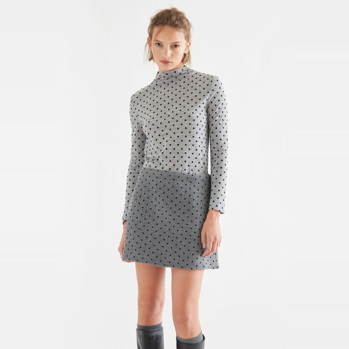 Camiseta básica gris jaspeado con mini lunares negros de Compañía Fantástica para mujer – foto 1