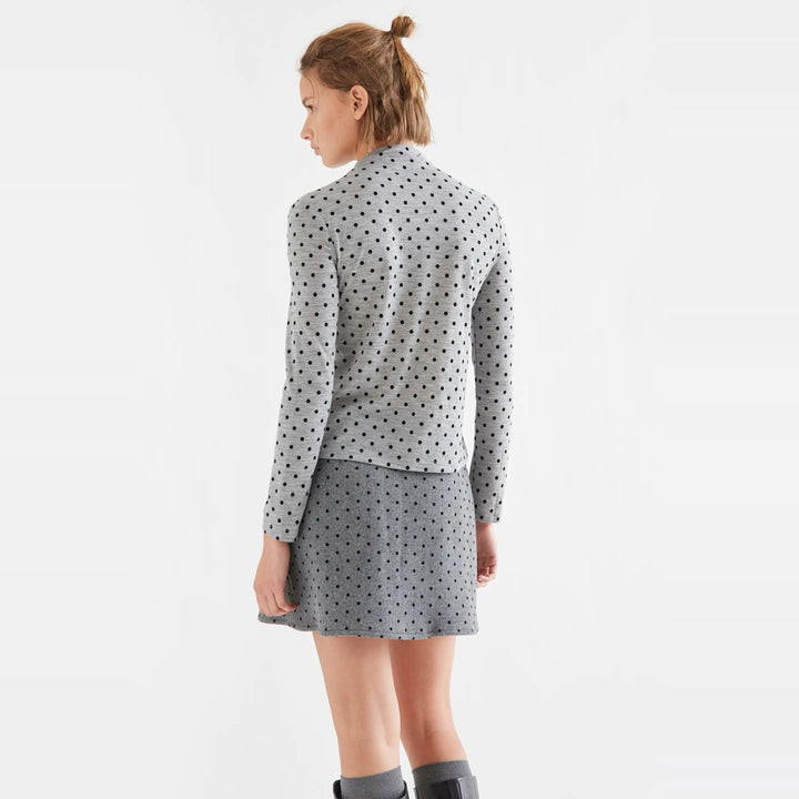 Camiseta básica gris jaspeado con mini lunares negros de Compañía Fantástica para mujer – foto 2