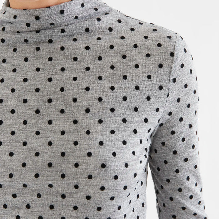 Camiseta básica gris jaspeado con mini lunares negros de Compañía Fantástica para mujer – foto 3