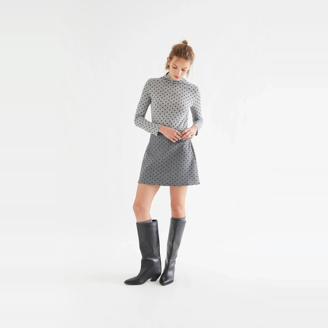Camiseta básica gris jaspeado con mini lunares negros de Compañía Fantástica para mujer – foto 4