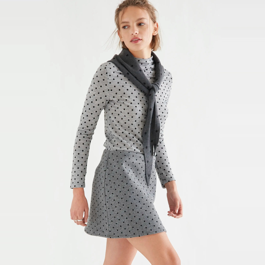 Camiseta básica gris jaspeado con mini lunares negros de Compañía Fantástica para mujer – foto 5