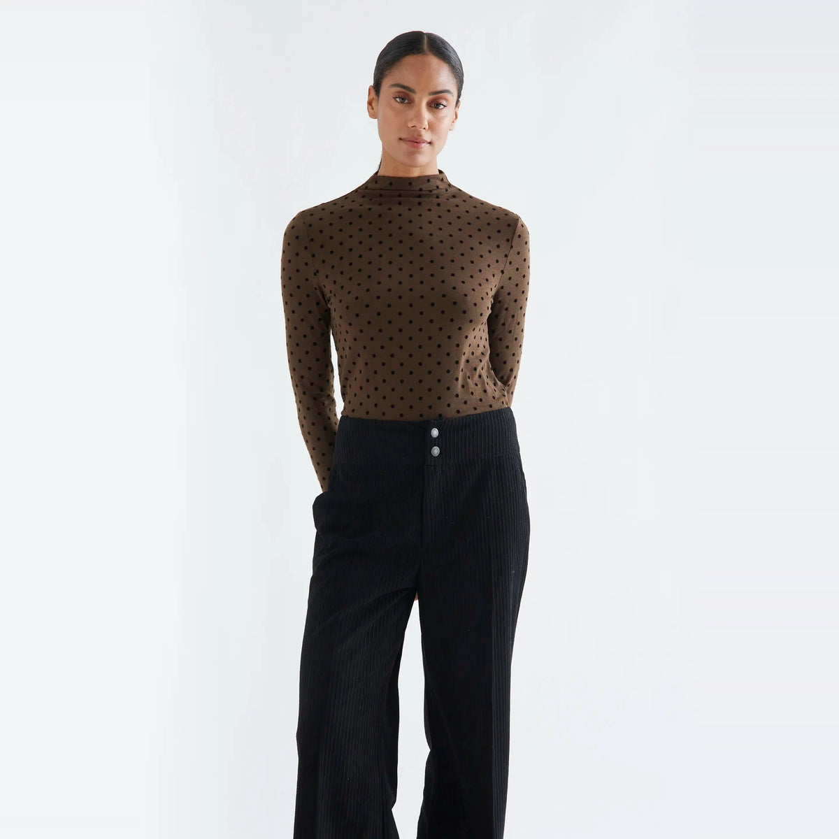 Camiseta básica marrón con mini lunares negros de Compañía Fantástica para mujer – foto 1