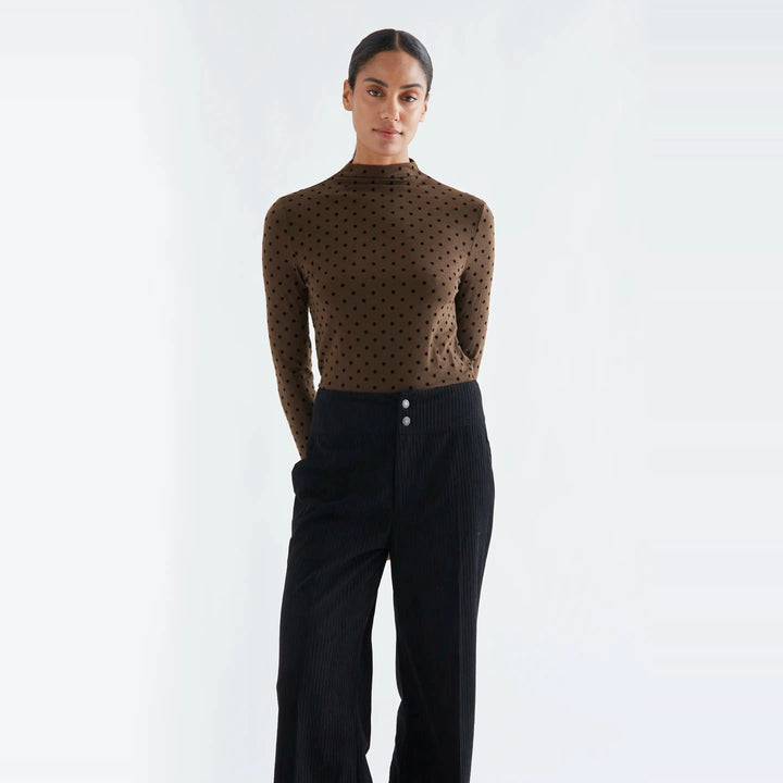 Camiseta básica marrón con mini lunares negros de Compañía Fantástica para mujer – foto 1