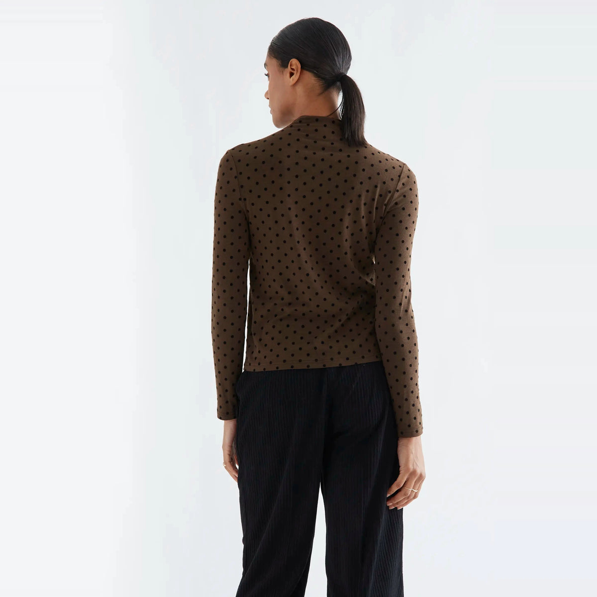 Camiseta básica marrón con mini lunares negros de Compañía Fantástica para mujer – foto 2