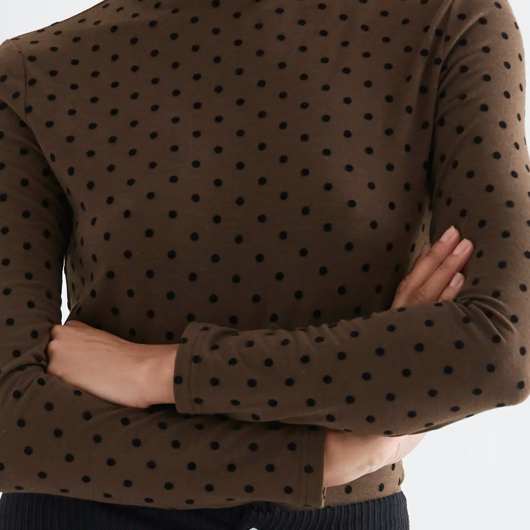 Camiseta básica marrón con mini lunares negros de Compañía Fantástica para mujer – foto 3