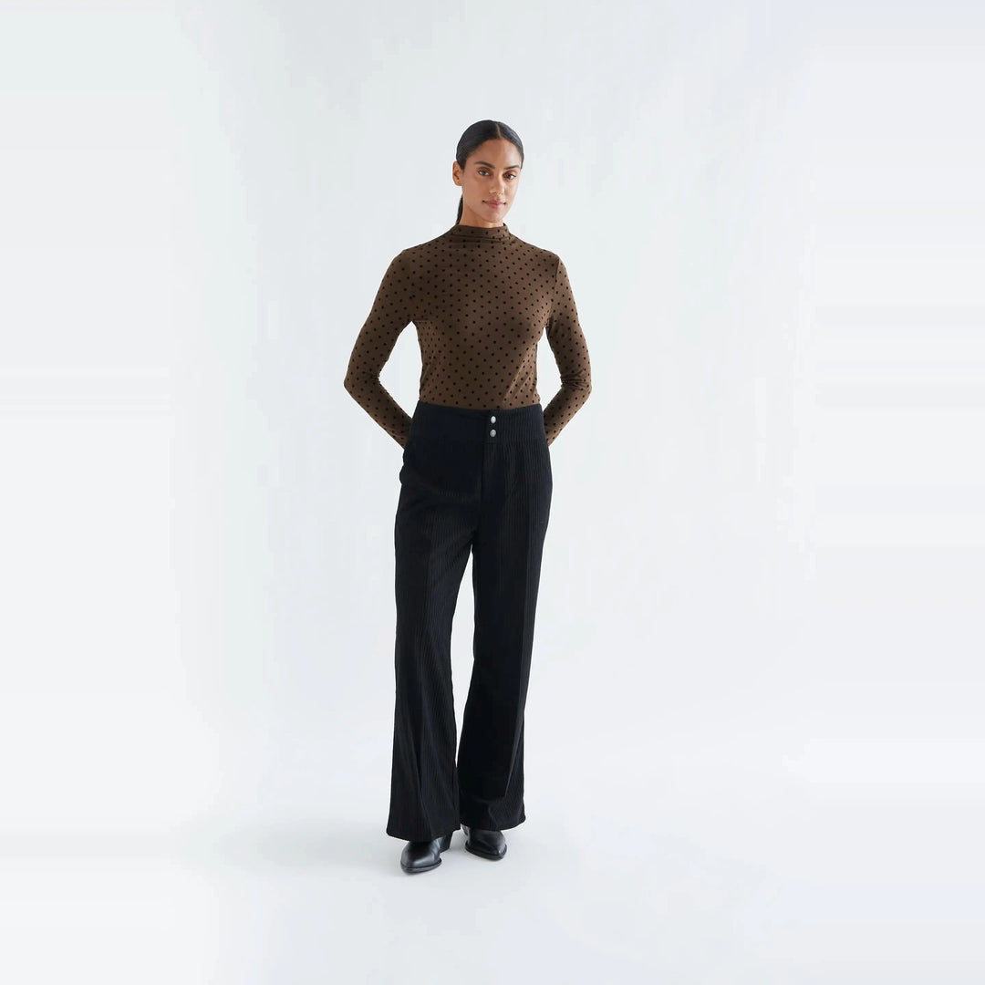 Camiseta básica marrón con mini lunares negros de Compañía Fantástica para mujer – foto 4