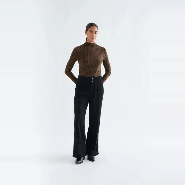 Camiseta básica marrón con mini lunares negros de Compañía Fantástica para mujer – foto 4