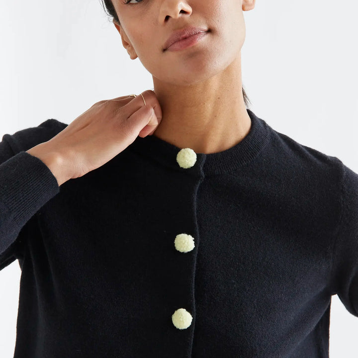 Cárdigan negro con pompones blancos de Compañía Fantástica para mujer – foto 3