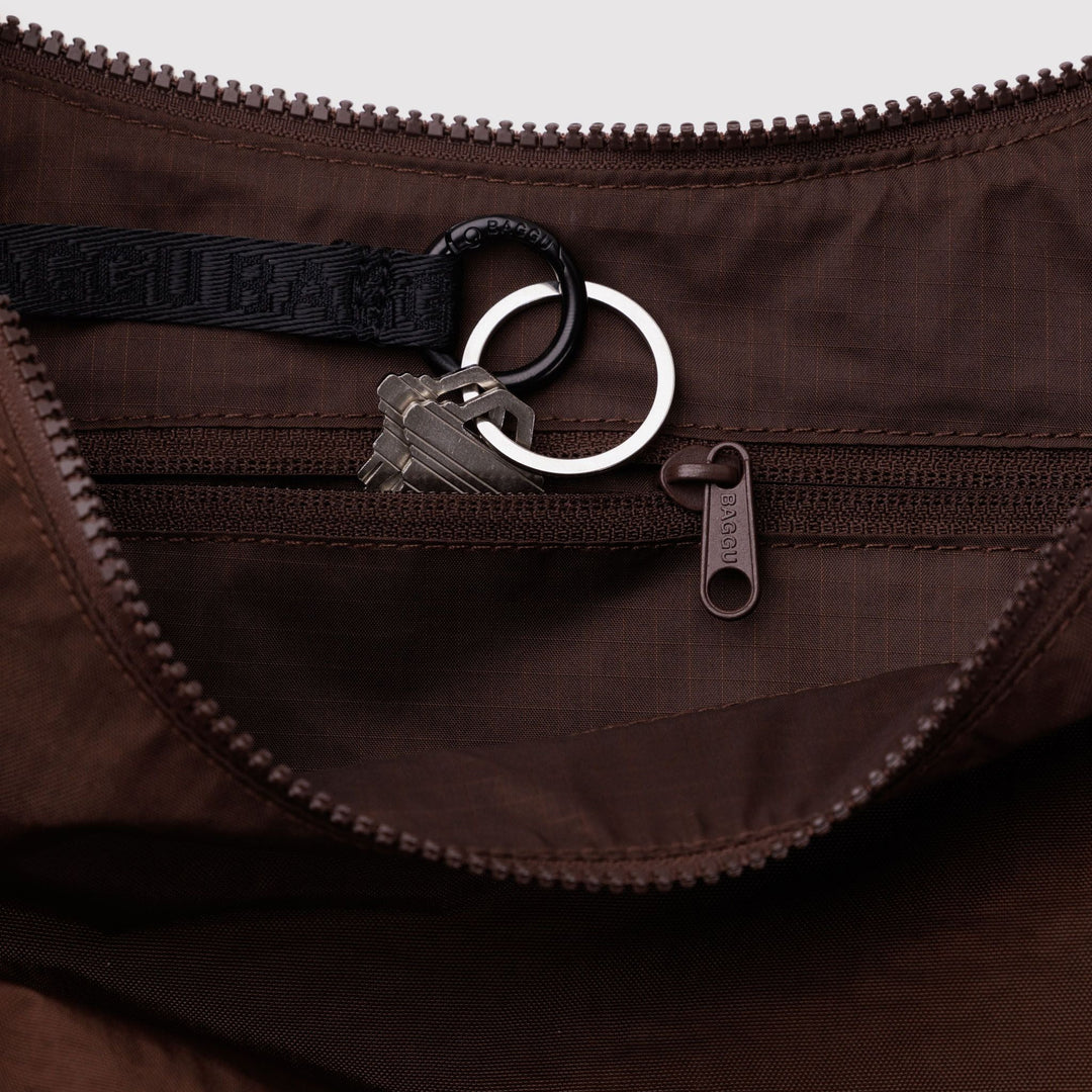 BOLSO - Baggu, Coffee Medium Nylon Crescent Bag