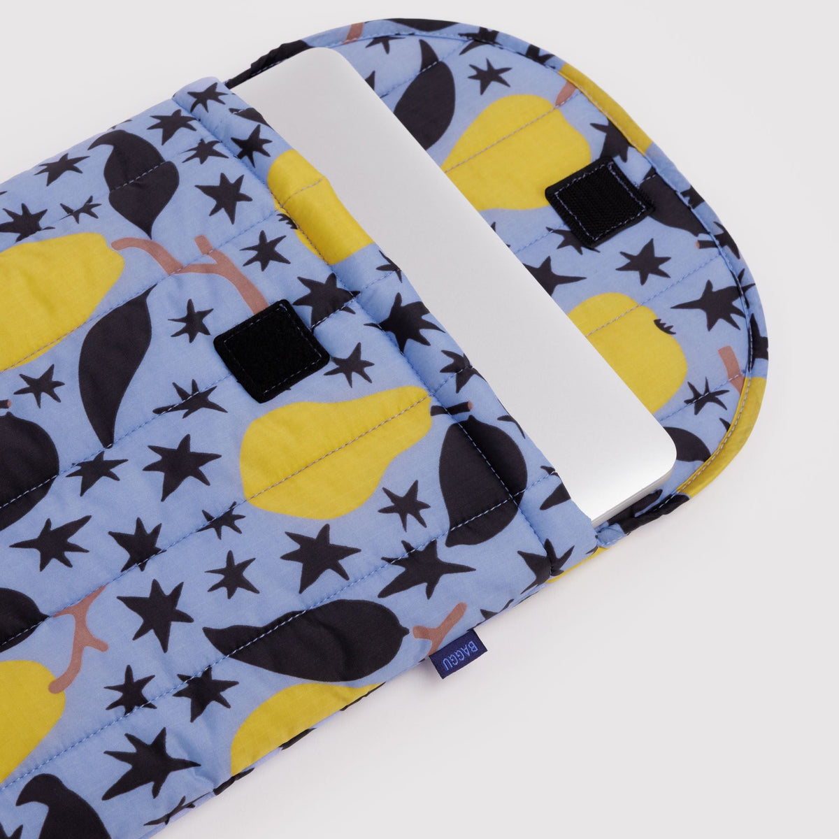 Puffy Laptop Sleeve Golden Pears de Baggu – foto 2