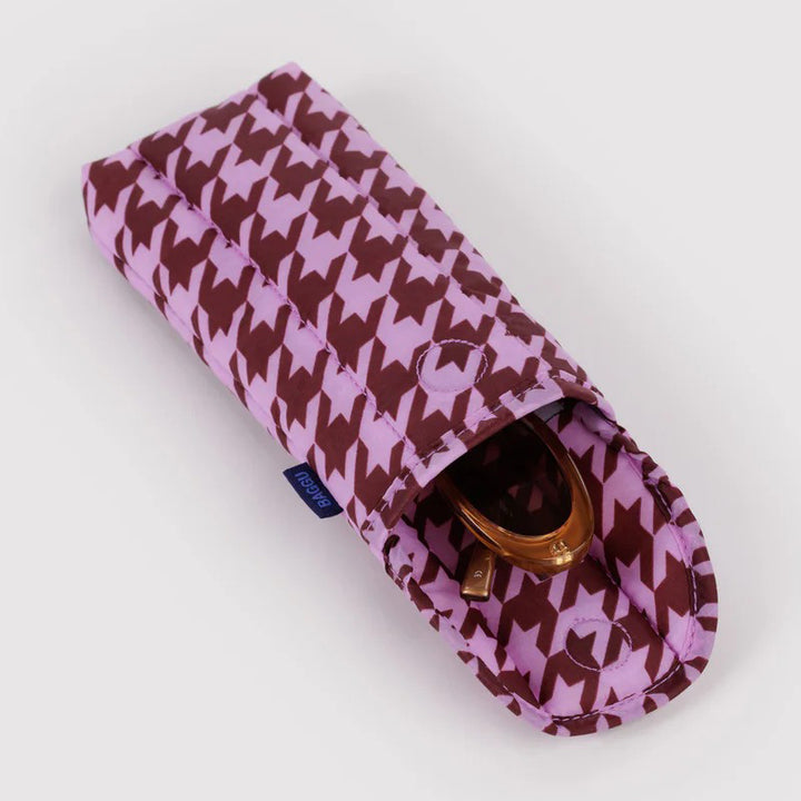 FUNDA DE GAFAS - Baggu, Pink Houndstooth Puffy Glasses Sleeve