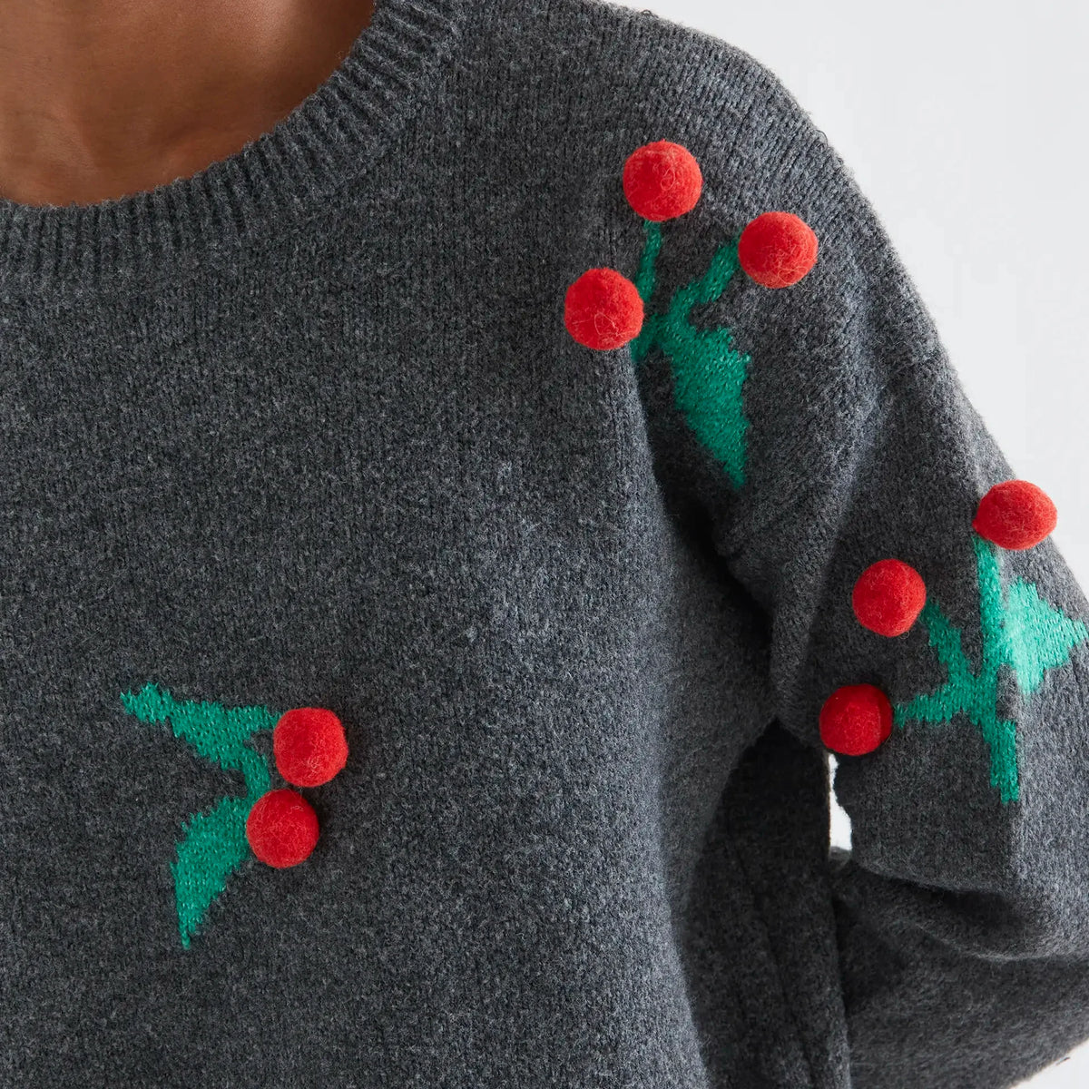 Jersey gris con pompones de guindas rojas de Compañía Fantástica para mujer – foto 2