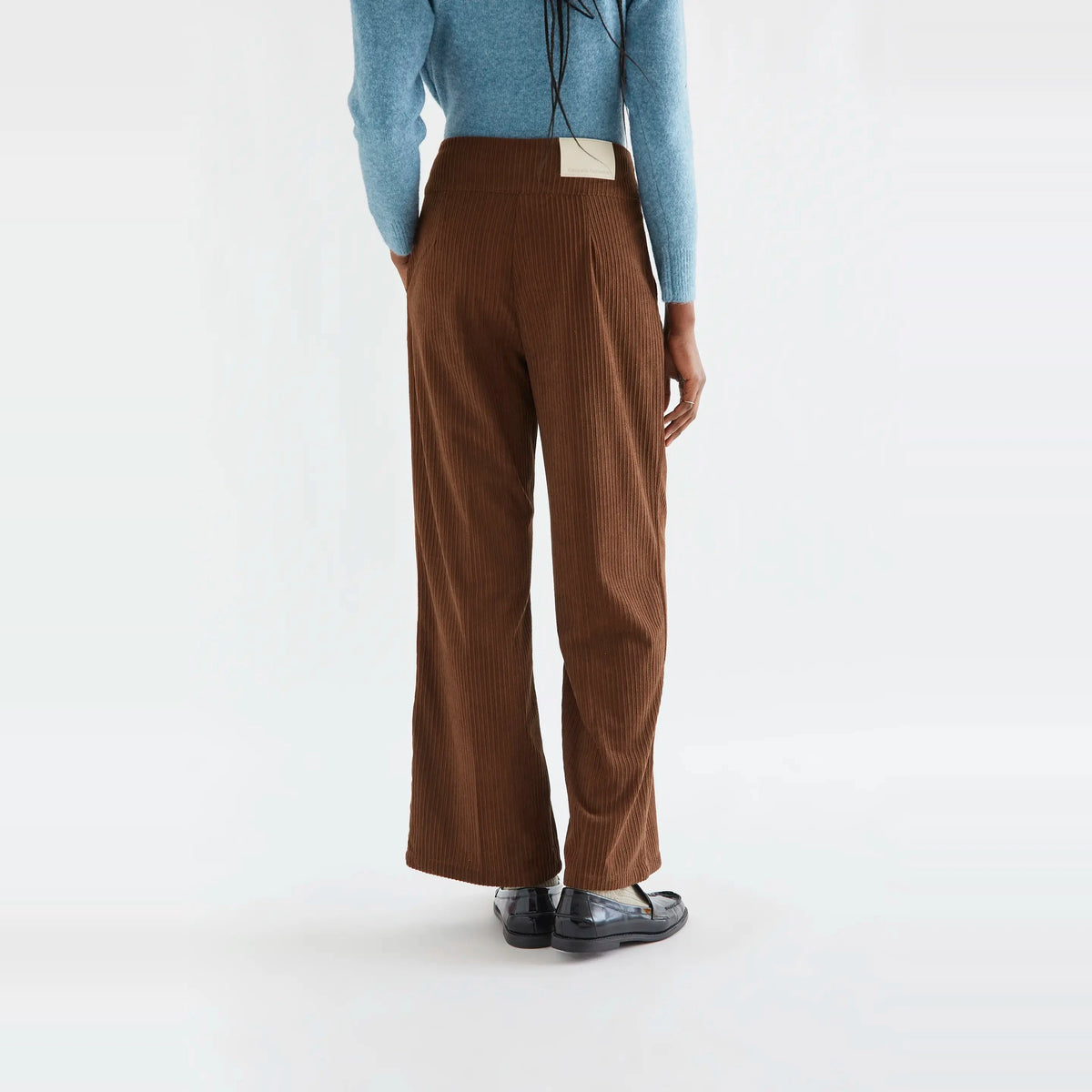 Pantalón pana doble botón marrón de Compañía Fantástica para mujer – foto 2