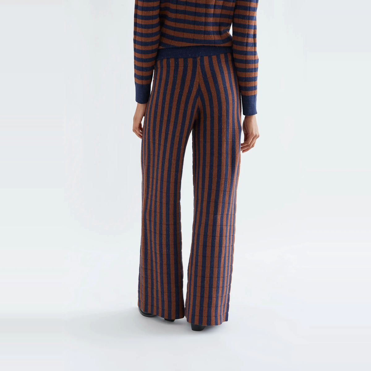 Pantalón punto con rayas azul marino y marrón de Compañía Fantástica para mujer – foto 2