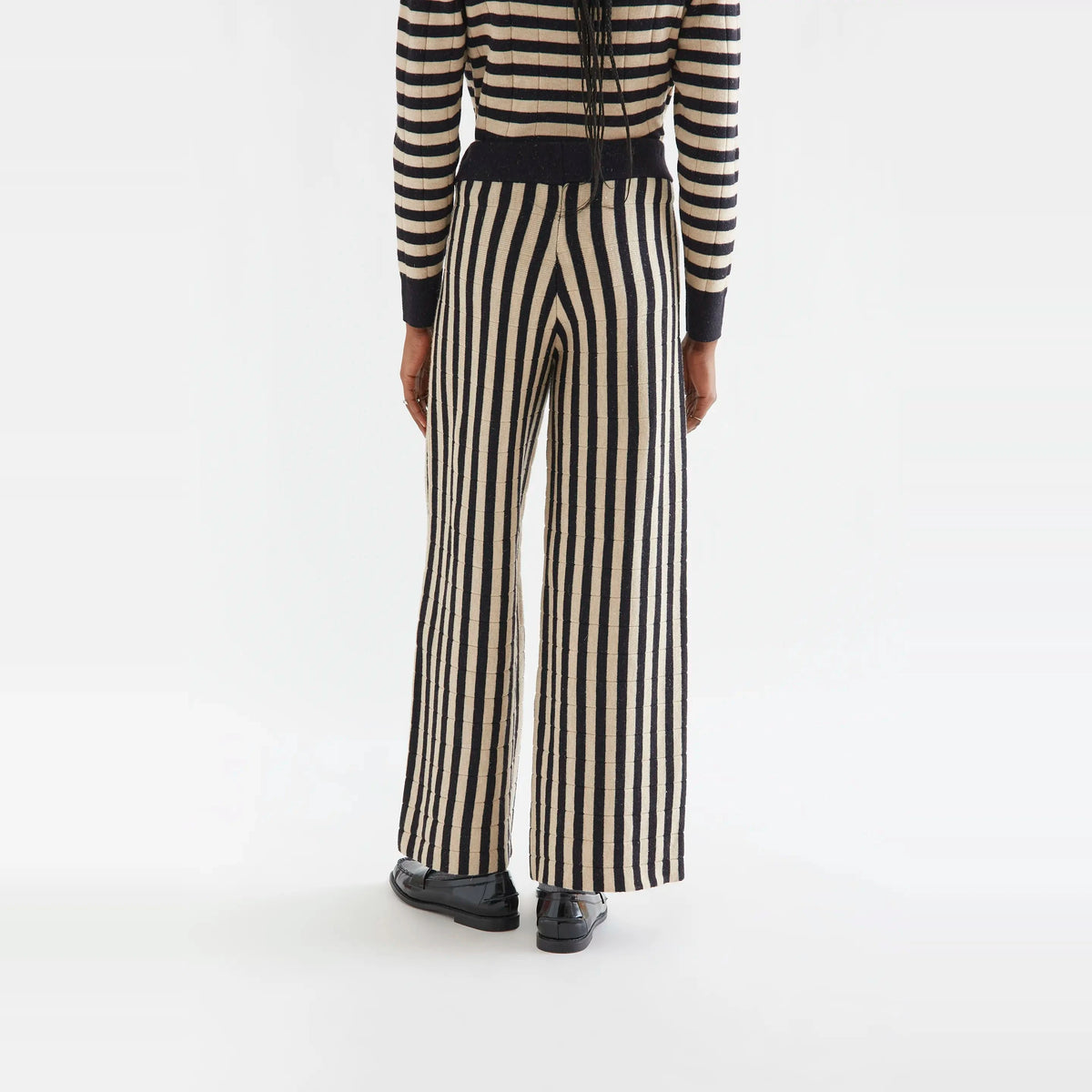 Pantalón punto con rayas negro y beige de Compañía Fantástica para mujer – foto 2