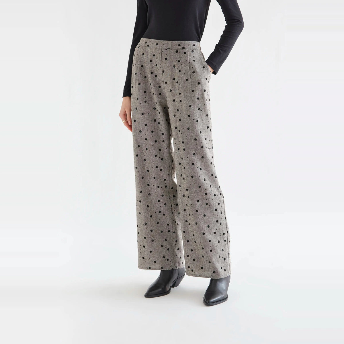 Pantalón tweed gris con flores negras bordadas de Compañía Fantástica para mujer – foto 1