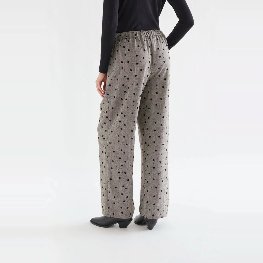 Pantalón tweed gris con flores negras bordadas de Compañía Fantástica para mujer – foto 2