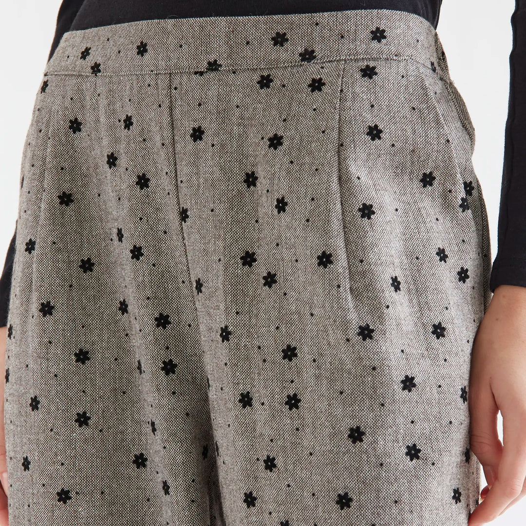 Pantalón tweed gris con flores negras bordadas de Compañía Fantástica para mujer – foto 3