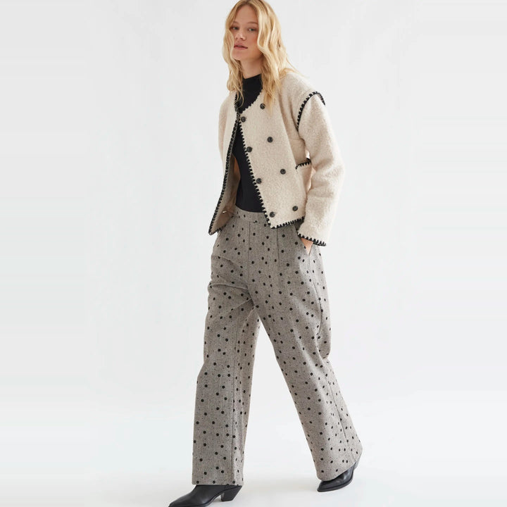 Pantalón tweed gris con flores negras bordadas de Compañía Fantástica para mujer – foto 5